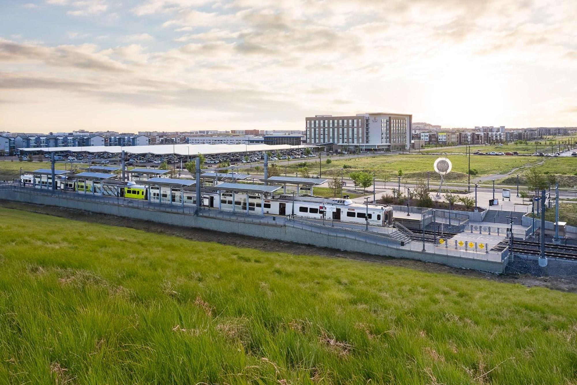 Hyatt Place Pena Station/Denver Airport Hotel Bagian luar foto